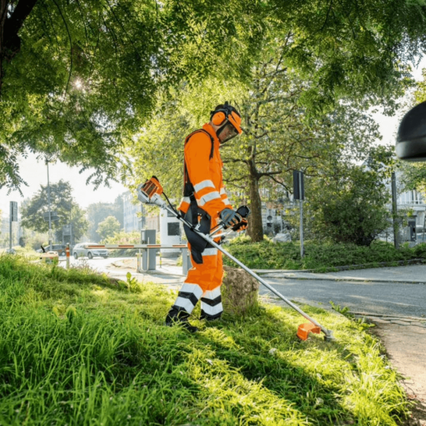STIHL FS 94 C-E Petrol Brushcutter – AutoCut Head 2 STIHL FS 94 C-E petrol brushcutter with bike handle