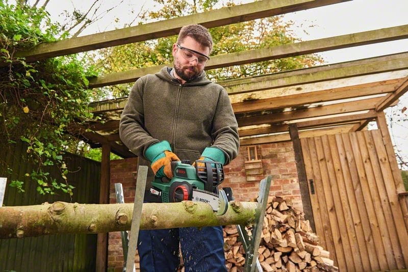 Bosch UniversalChain 18 Cordless Chainsaw (1x 2.5Ah) 4 Bosch UniversalChain 18 Cordless Chainsaw (1x 2.5Ah) - Image 4
