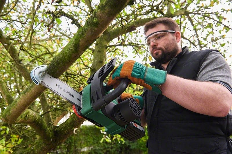 Bosch UniversalChain 18 Cordless Chainsaw (1x 2.5Ah) 3 Bosch UniversalChain 18 Cordless Chainsaw (1x 2.5Ah) - Image 3
