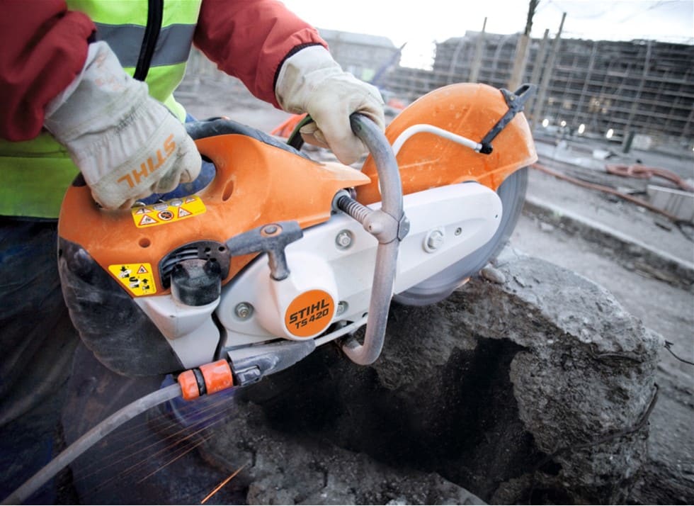 STIHL TS 420 Petrol Cut-Off Saw – 14" / 350 mm 3 STIHL TS 420 Petrol Cut-Off Saw – 14" / 350 mm