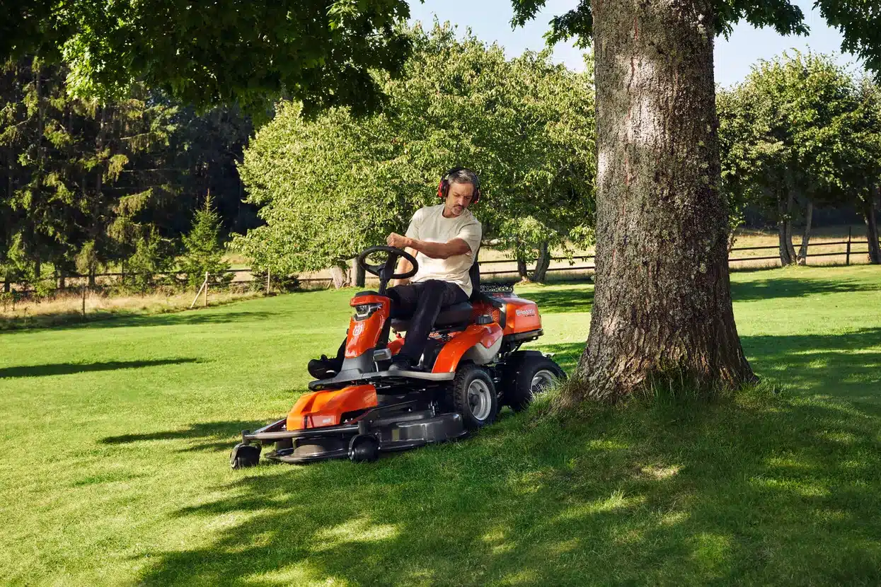 Husqvarna R316TsX AWD Rider with 112cm Deck (4WD) 2 Husqvarna R 316TsX AWD Rider