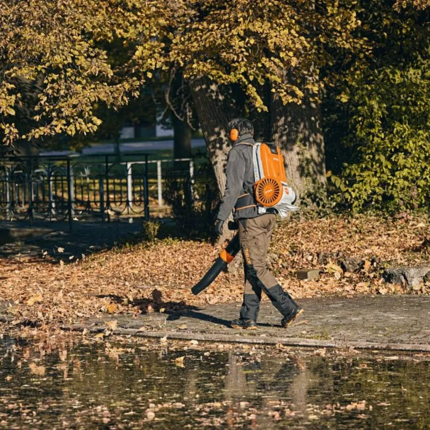 STIHL BGA 300 Cordless Backpack Blower - AP System 2 STIHL BGA 300 Professional Cordless Backpack Blower