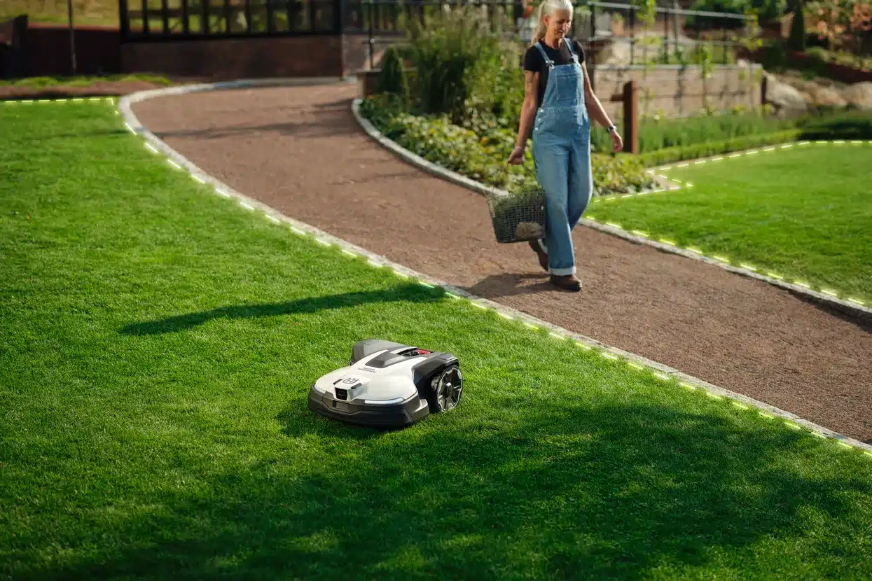 Husqvarna Automower 430V NERA GPS Robotic Lawn Mower 4 Husqvarna Automower 430V NERA GPS Robotic Lawn Mower - Image 4