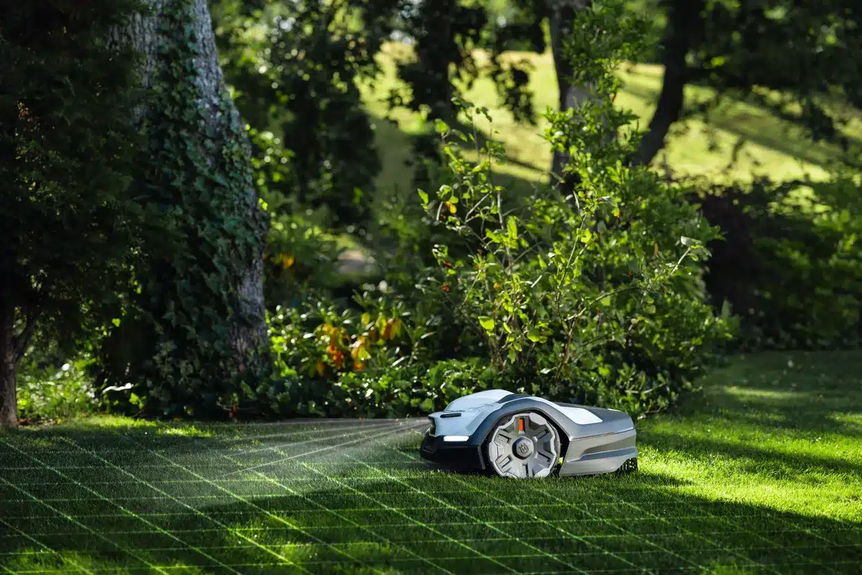 Husqvarna Automower 405VE NERA GPS Robotic Lawnmower 4 Husqvarna Automower 405VE NERA showing AI Vision