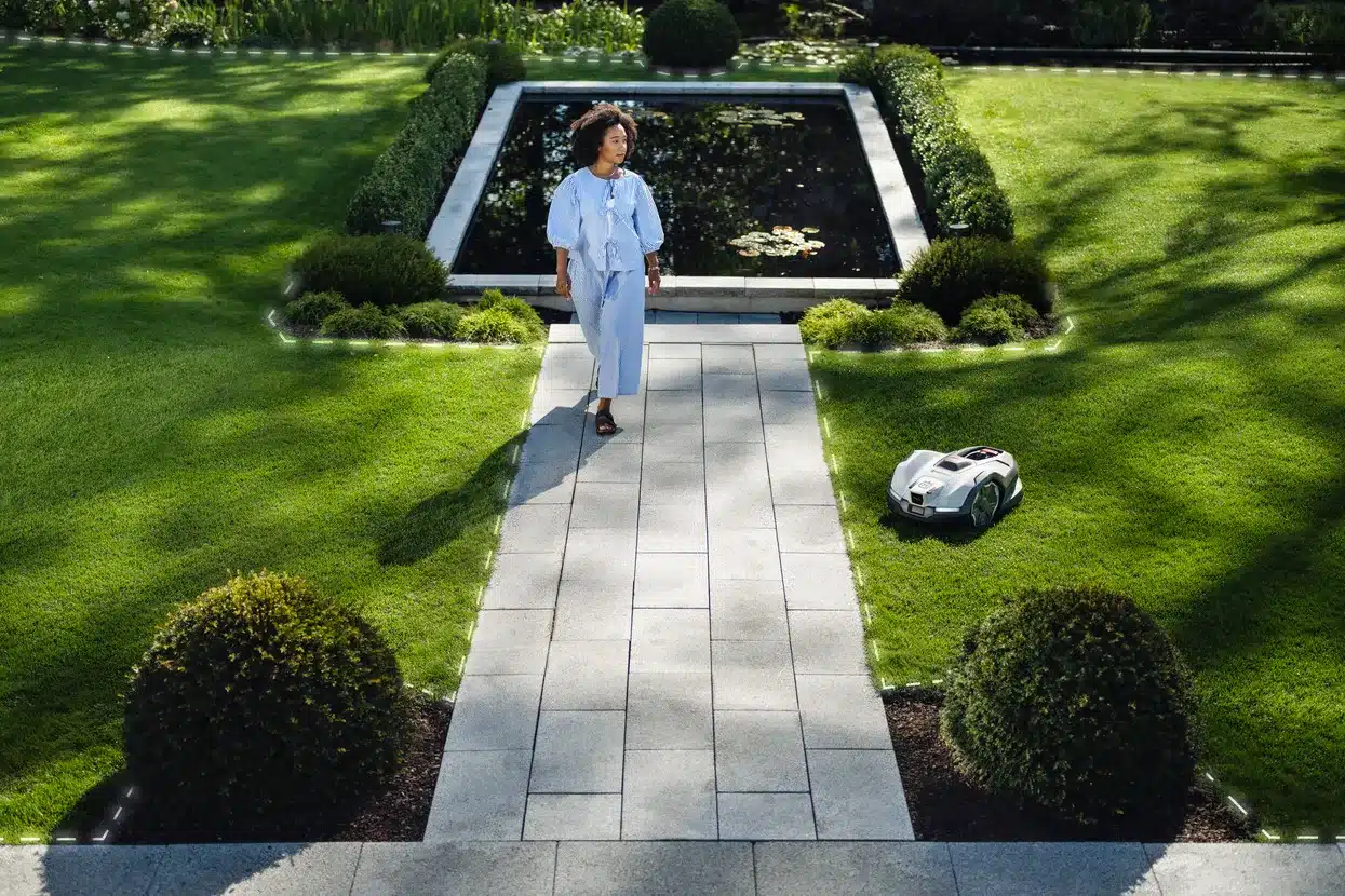 Husqvarna Automower 410VE NERA GPS Robotic Lawn Mower 3 Husqvarna Automower 410VE NERA in garden